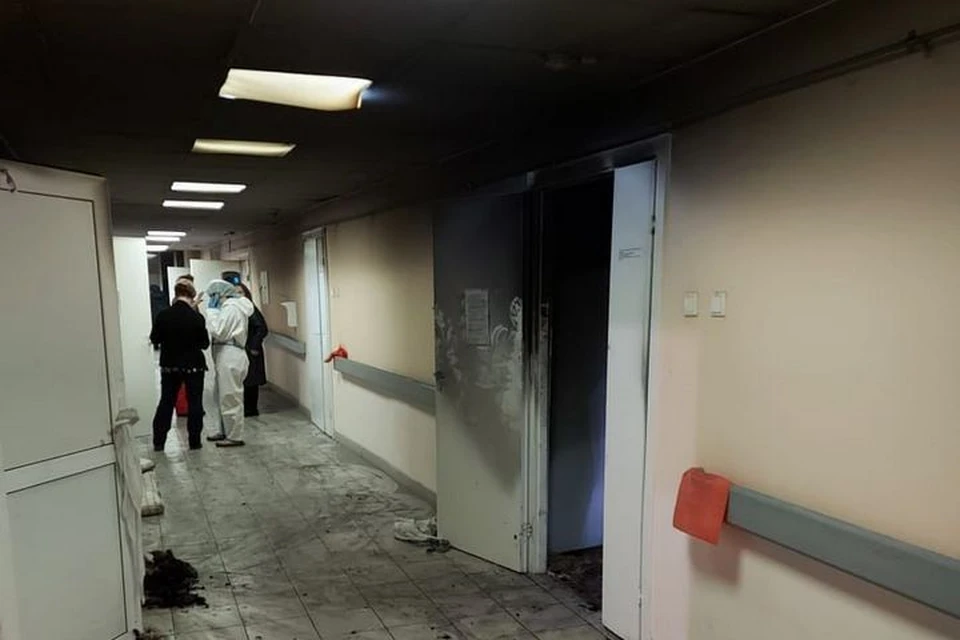 Пострадавших при пожаре в красноярском ковидном госпитале перевозят в ожоговый центр краевой больницы. Фото: прокуратура края