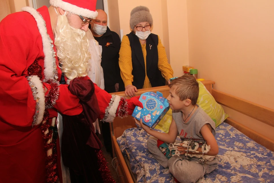 В Донецке в Республиканской травматологии Дед мороз вручил подарки детям