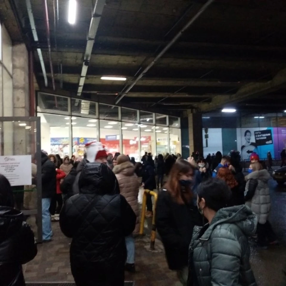 Толпы людей оказались на улице ФОТО: Подслушано Самара