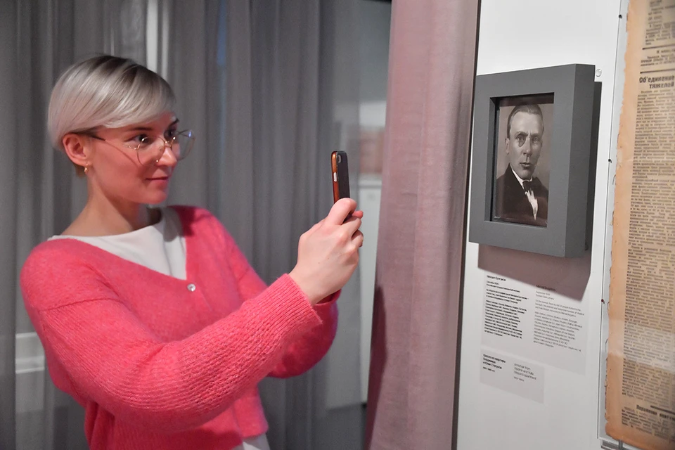 Знаменитая фотография Булгакова с моноклем - самый известный, но нетипичный образ. Писатель купил монокль для прикола.