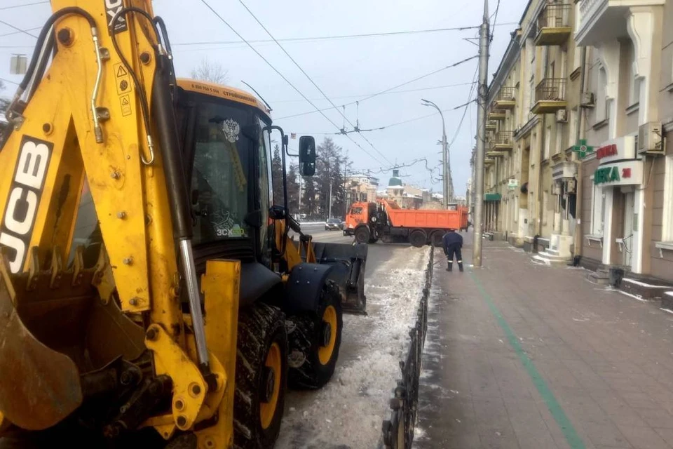 Больше 100 человек и 70 машин убирают снег в Иркутске 1 января. Фото: администрация Иркутска