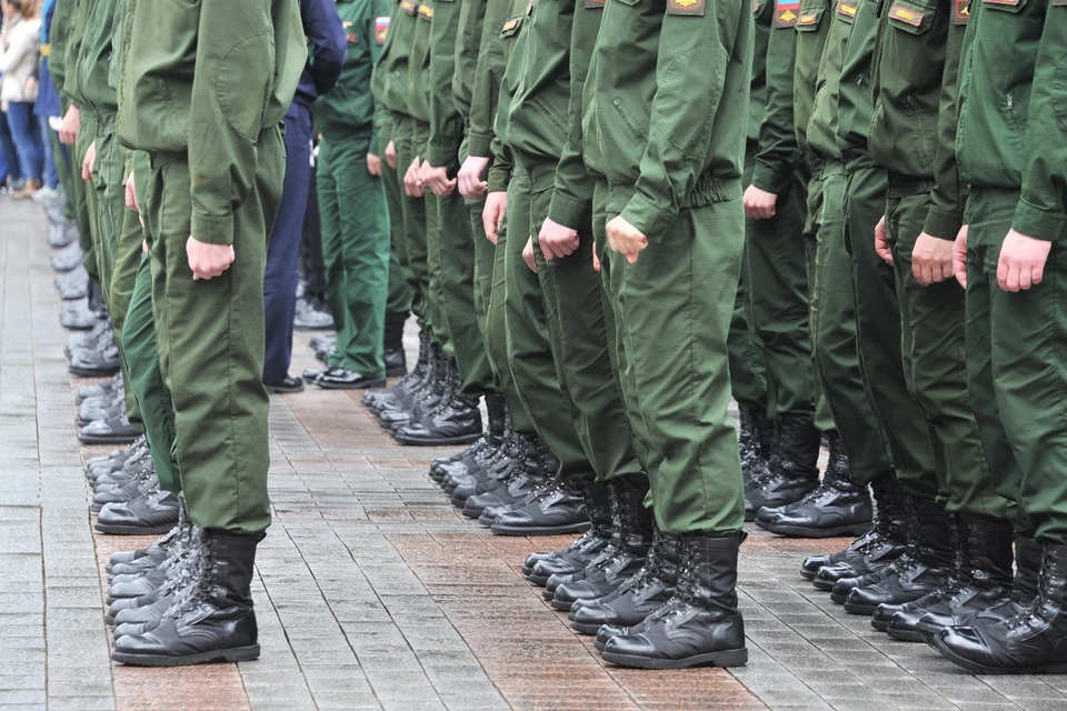 В ряды вооруженных сил призывников отправляли и в последние дни 2021 года.