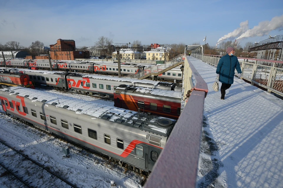 На одной из станций электропоезд разделяют на два состава.