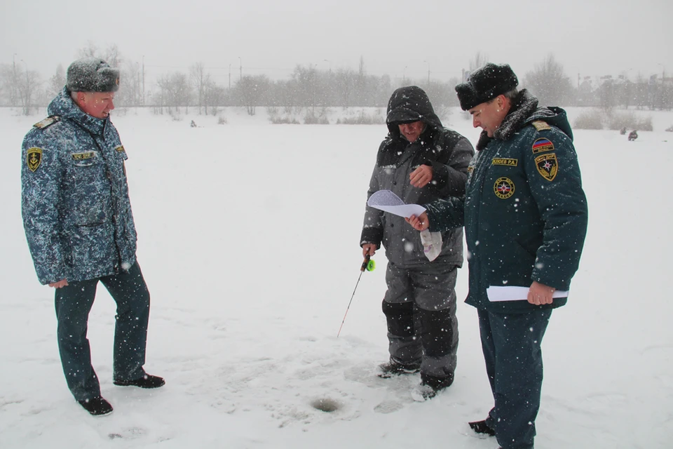Рыбакам и остальным гражданам Республики рекомендуют воздержаться от выхода на лед. Фото: МЧС ДНР