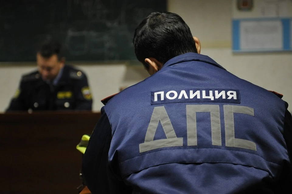 Сотрудники ГИБДД разбираются в обстоятельствах смертельной аварии