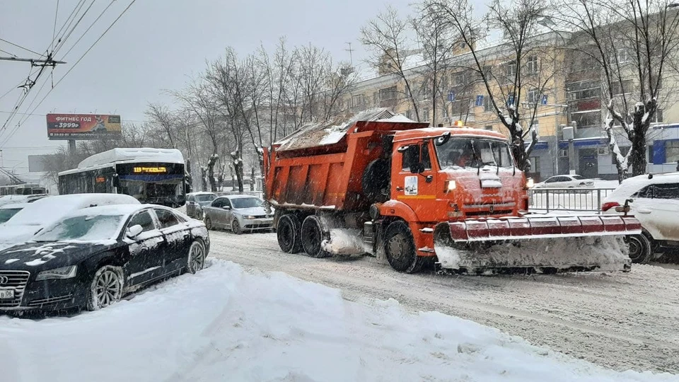 Дорожникам приходится работать круглосуточно.