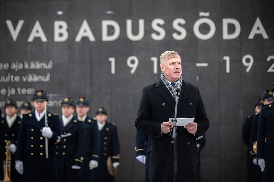 Министр обороны Эстонии Калле Лаанет, выступая на торжественной церемонии в Таллине заявил, что "восточный сосед Европейского союза не желает сам жить в мире и демократии и не дает этого другим".