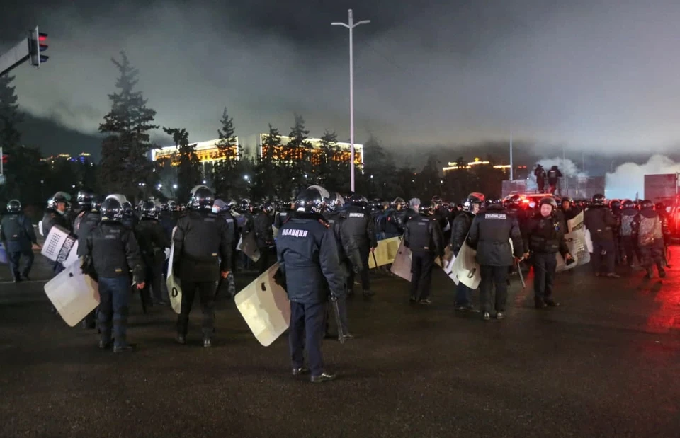 95 правоохранителей пострадали в ходе незаконных акций в Казахстане