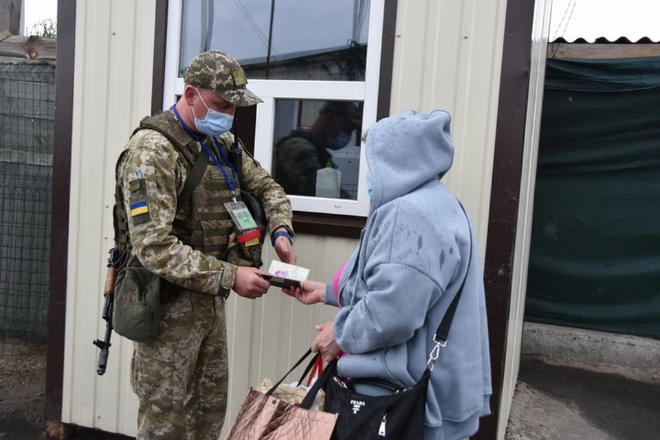 На пунктах пропуска украинские пограничники тщательно проверяют не только документы. Фото: ГПСУ