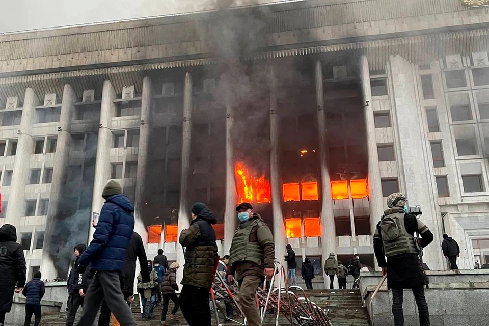 Протестующие захватили и подожгли акимат (мэрию) в Алма-Ате