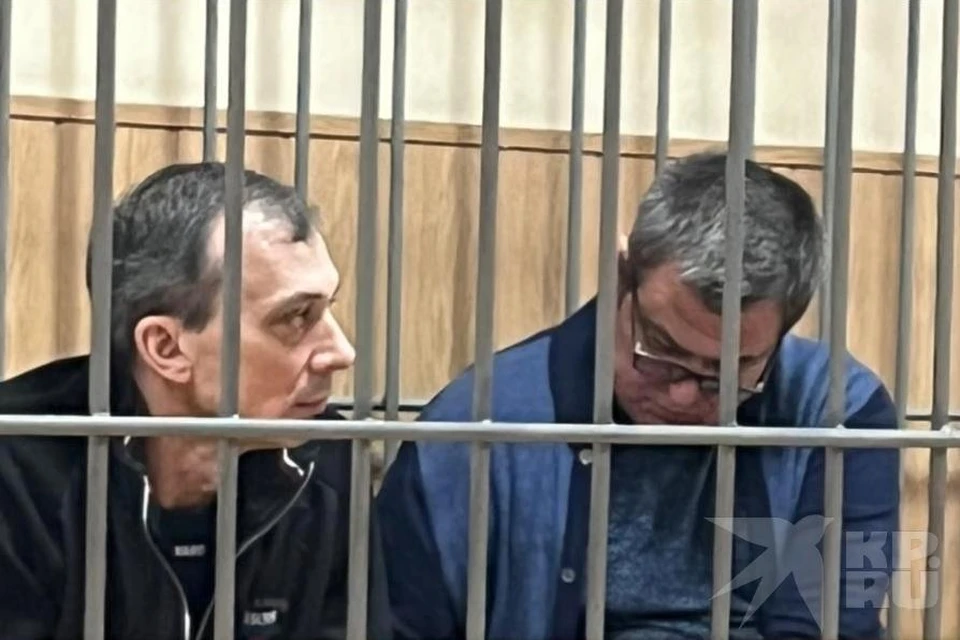 Сразу после задержания Александр Рогачев (справа) взял 51-ю статью Конституции, а потом полностью стал все отрицать. Сосед по клетке Игорь Петров был более разговорчив.