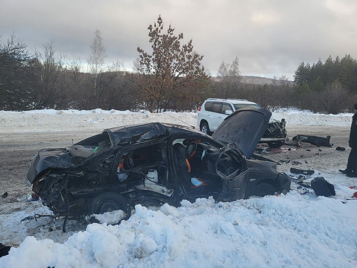 Под Вольском две женщины погибли в ДТП с Land Cruiser Prado - KP.RU