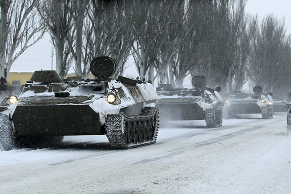 В Донбассе украинские военные пригнали бронетехнику к поселку Новотошковское. Фото: штаб ООС