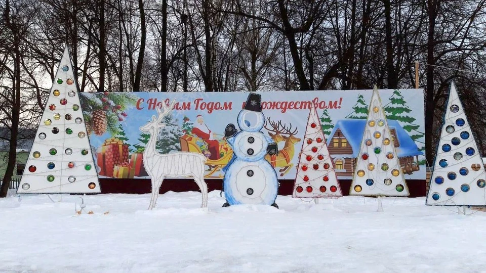 В поселке Сараи неизвестные испортили новогоднюю фотозону. Фото: "Пресса".
