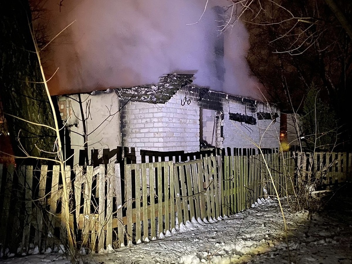 В Смоленске человек погиб в пожаре в частном доме - KP.RU