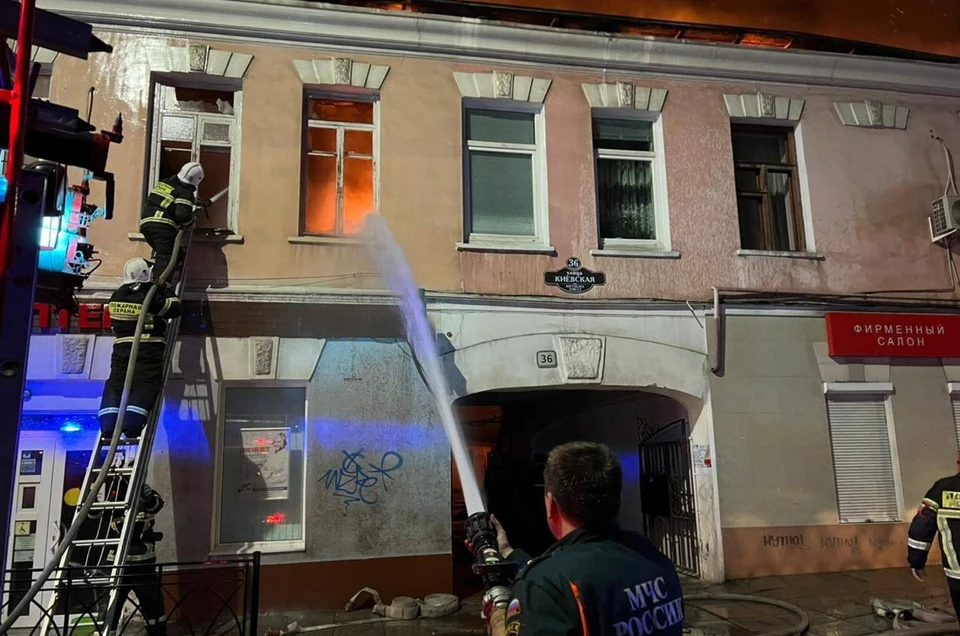 Крупный пожар в Ялте тушили до поздней ночи. Фото: Янина Павленко/telegram