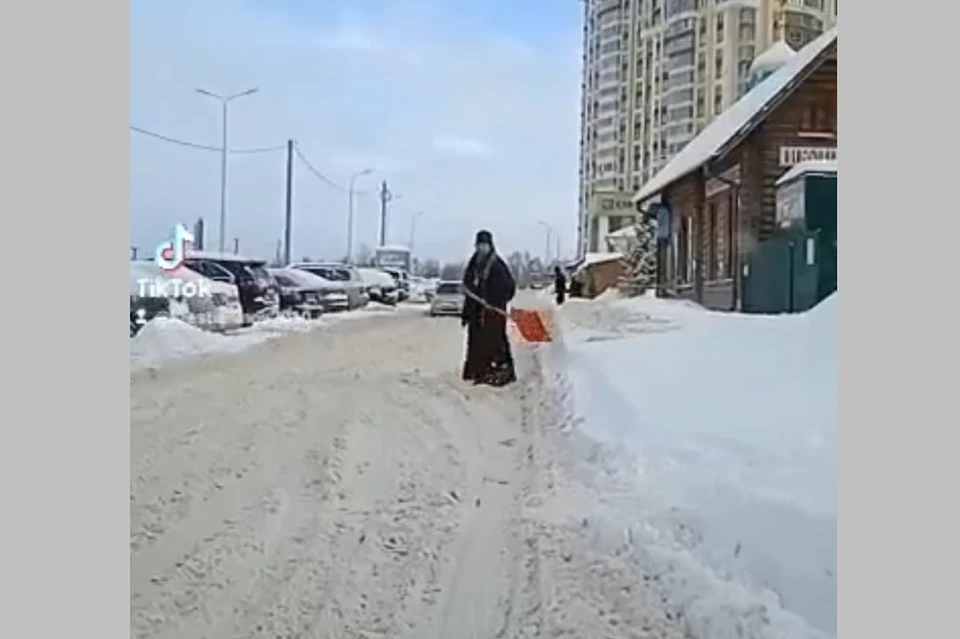 погост выбуты настоятель. уберите священника. священник прикол. монах в снегу. уберите священника.