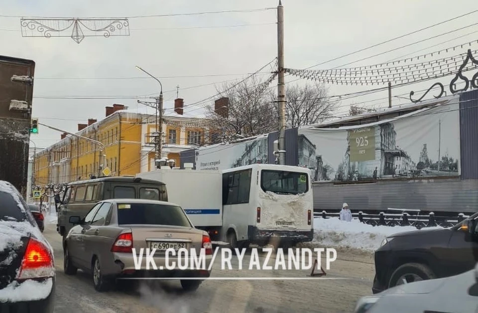 На Первомайском проспекте в Рязани столкнулись маршрутка и полицейский фургон. Фото: ДТП. Аварии. Рязань.