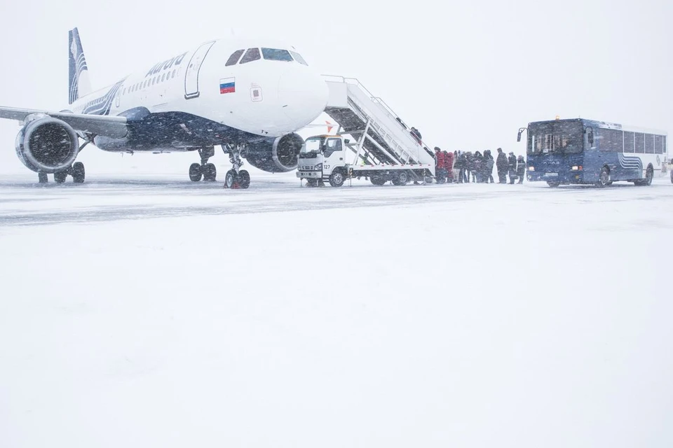 На Сахалине сейчас снежный буран. На кадрах - аэропорт Южно-Сахалинска. Фото: Дмитрий СЕРГЕЕВ