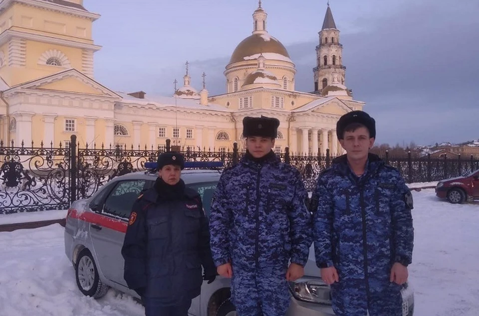 Росгвардейцы помогли занести собаку в дом. Фото: Управление Росгвардии по Свердловской области