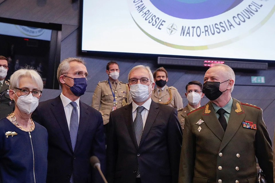 Российскую делегацию на встрече представляли два Александра - заместитель министра иностранных дел Глушко и заместитель министра обороны Фомин.