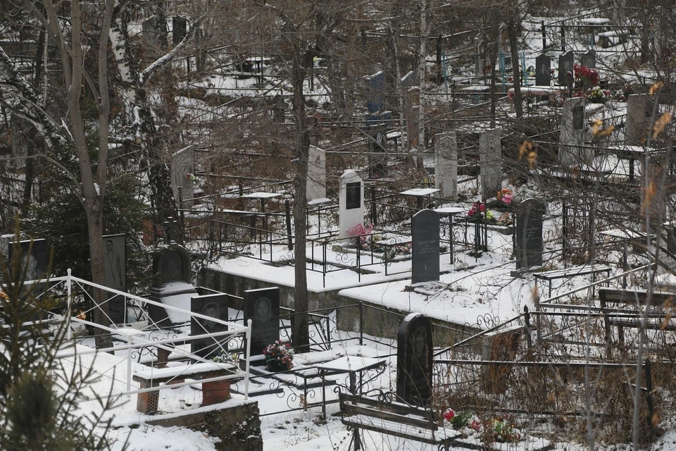 В Красноярске двое мужчин искали алкоголь на кладбище