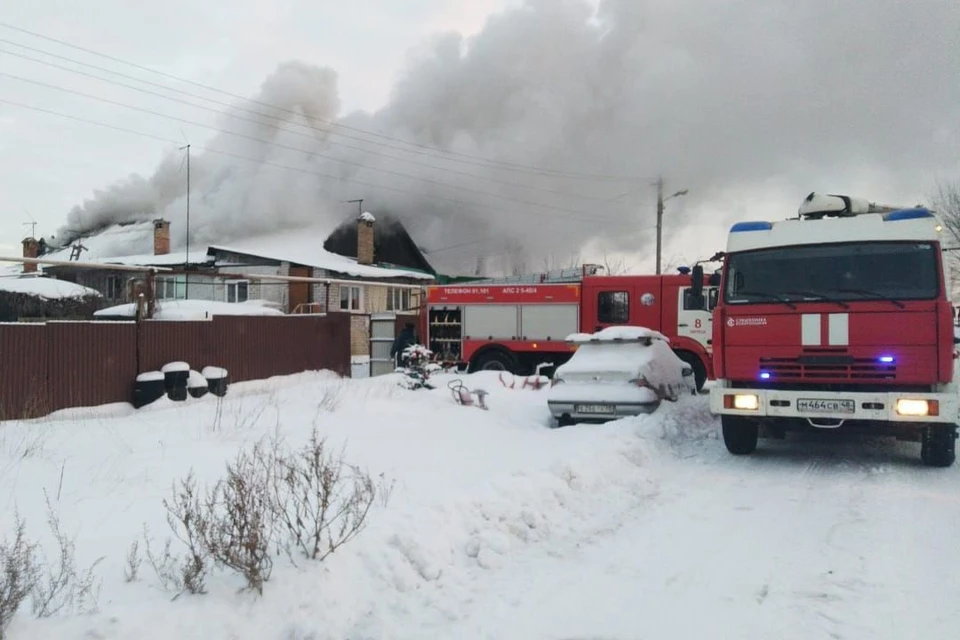 В Липецке загорелся чердак многоквартирного дома