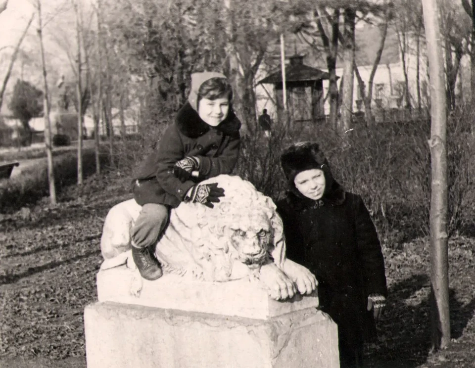 Кто в детстве не сидел на львах в парке?