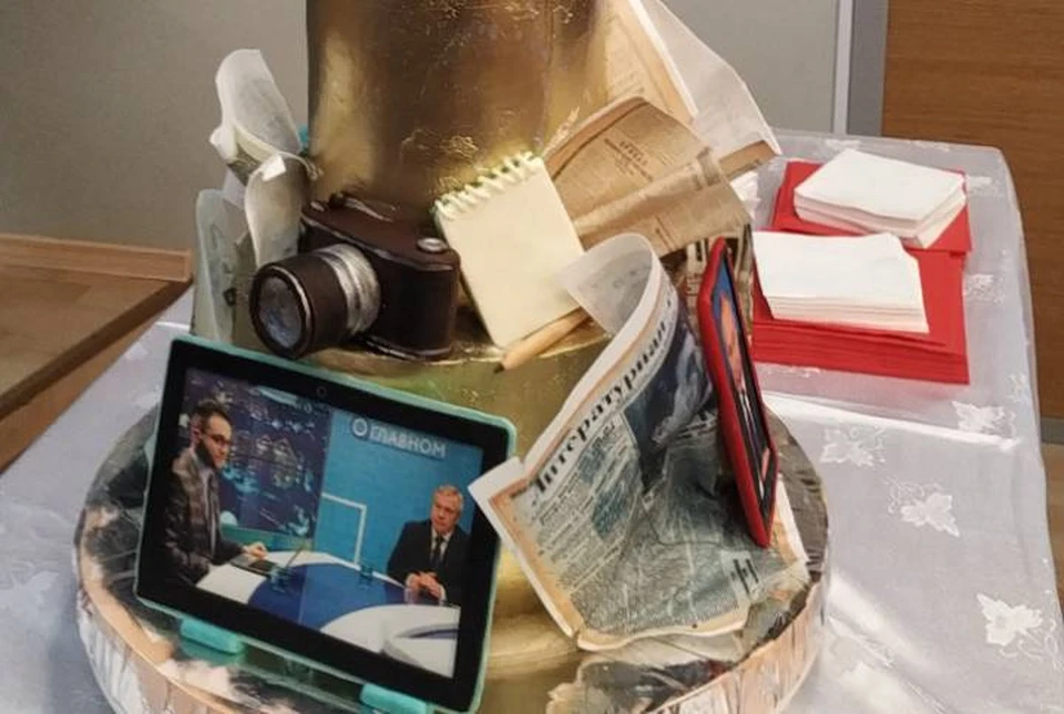Журналистов из Таганрога в День печати угостили ярким тортом. Фото: Александр Нанкин