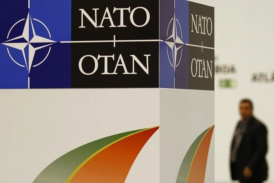 Министр обороны Германии Ламбрехт обсудит с генсеком НАТО "российскую агрессию"