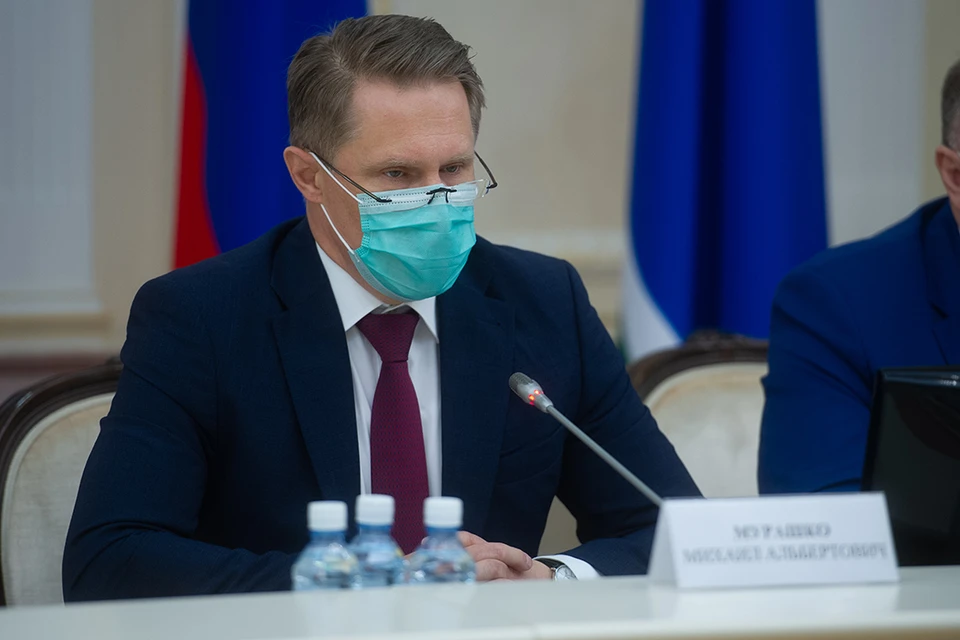 Михаил Мурашко заявил, что штамм "омикрон" в пять раз увеличивает риск повторного заболевания.