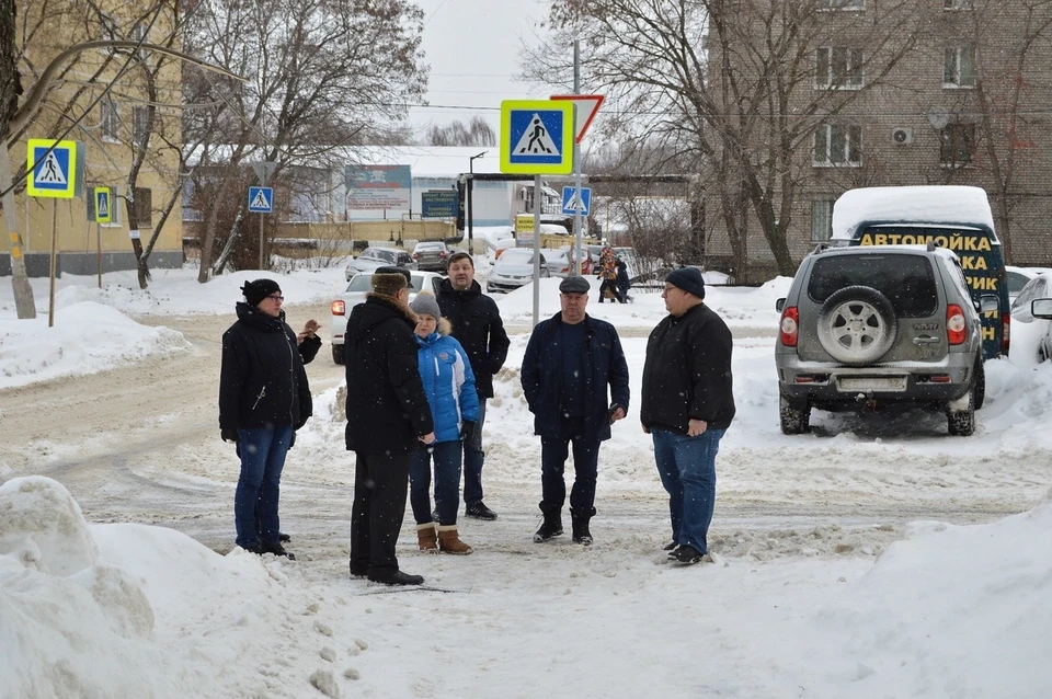 В поездку по дворам Рязани глава администрации Елена Сорокина отправилась в компании замначальника жилинспекции Валерия Бибина.