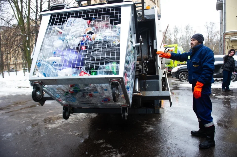 В Петербурге заработала еще одна горячая линия для жалоб на вывоз мусора - 213-07-10.