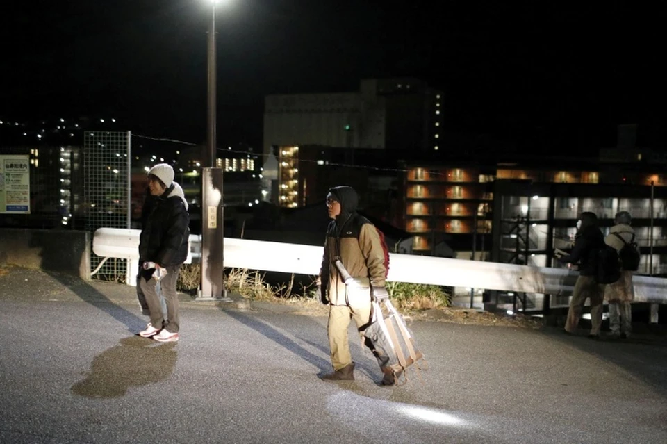Жители префектуры Иватэ на северо-востоке Японии после предупреждения о цунами эвакуированы на возвышенность