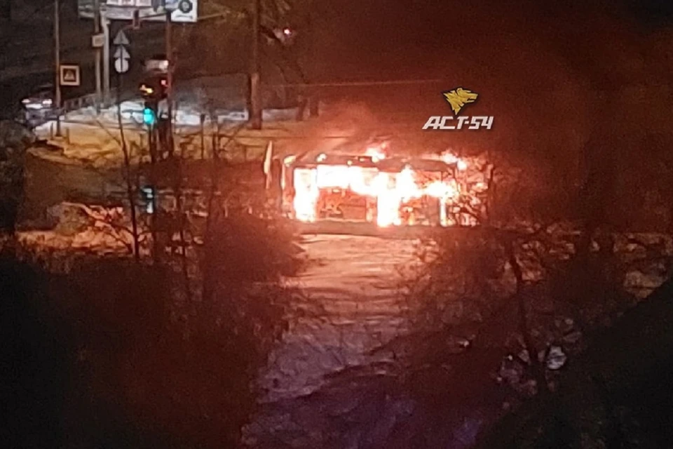 В Ленинском районе Новосибирска сгорел пассажирский автобус. Фото: "АСТ-54".