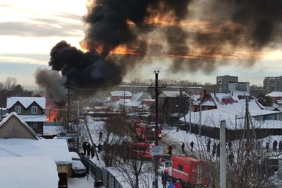 Мэр Новосибирска прокомментировал возгорание бензовоза в Октябрьском районе города. Фото: ГУ МЧС по НСО.
