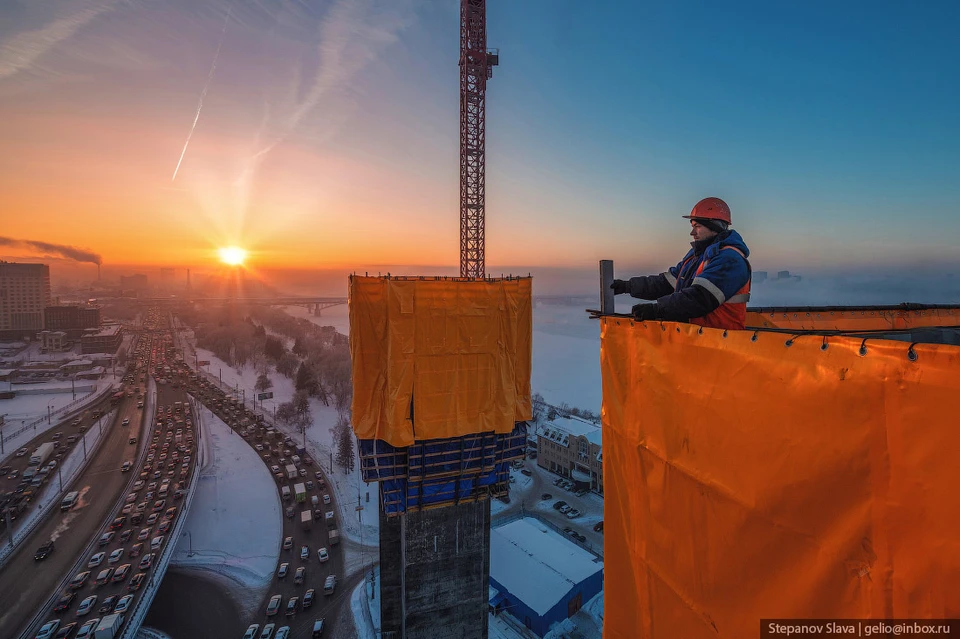Строители выполняют работы по возведению вантового участка моста. Фото: Слава Степанов