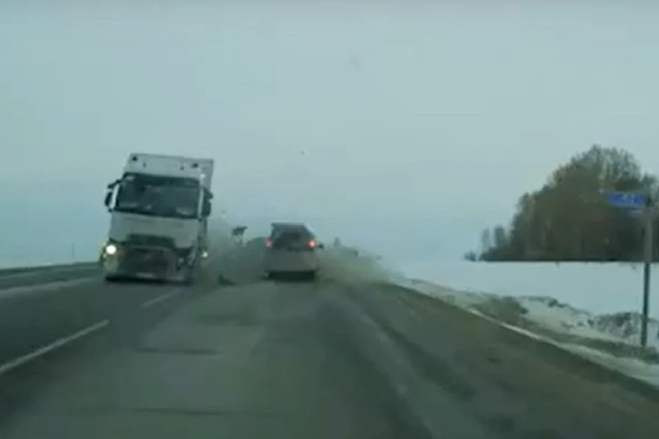 На кадрах видно, что большегруз ехал по встречной полосе. Фото: стоп-кадр.