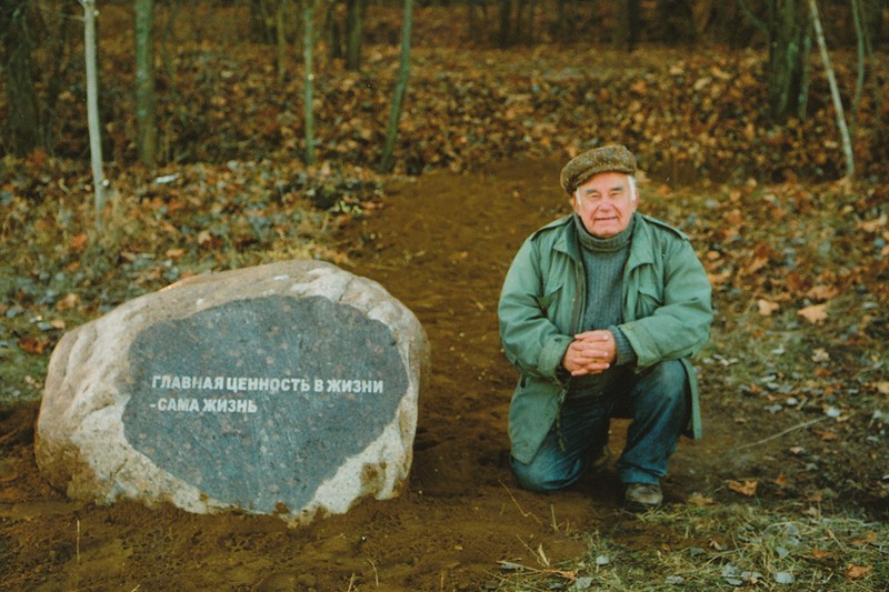 Без малого два года мы с внуком Василия Михайловича Пескова Дмитрием занимались вопросом установки мемориальной доски на доме на Верхней Масловке, 11, где полвека жил наш легендарный журналист.