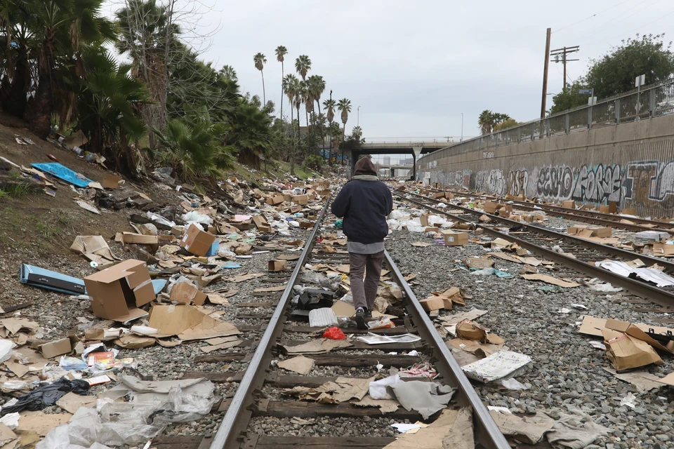 Тысячи разграбленных посылок на железнодорожных путях Union Pacific в Лос-Анджелесе, оставленные мародерами после набегов на грузовые поезда. Фото: DAVID SWANSON/EPA/ТАСС