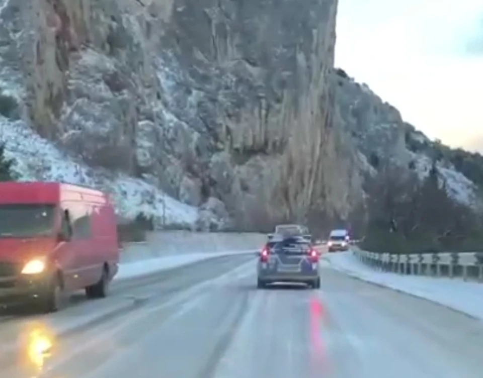 На горной трассе очень скользко. Фото: кадр видео Автопартнер Крым Севастополь ДТП/VK