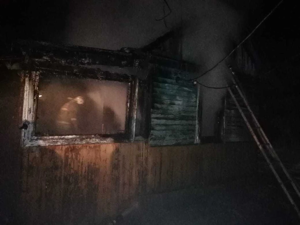 В пожаре уничтожена летняя пристройка. Фото: пресс-служба МЧС Приморья