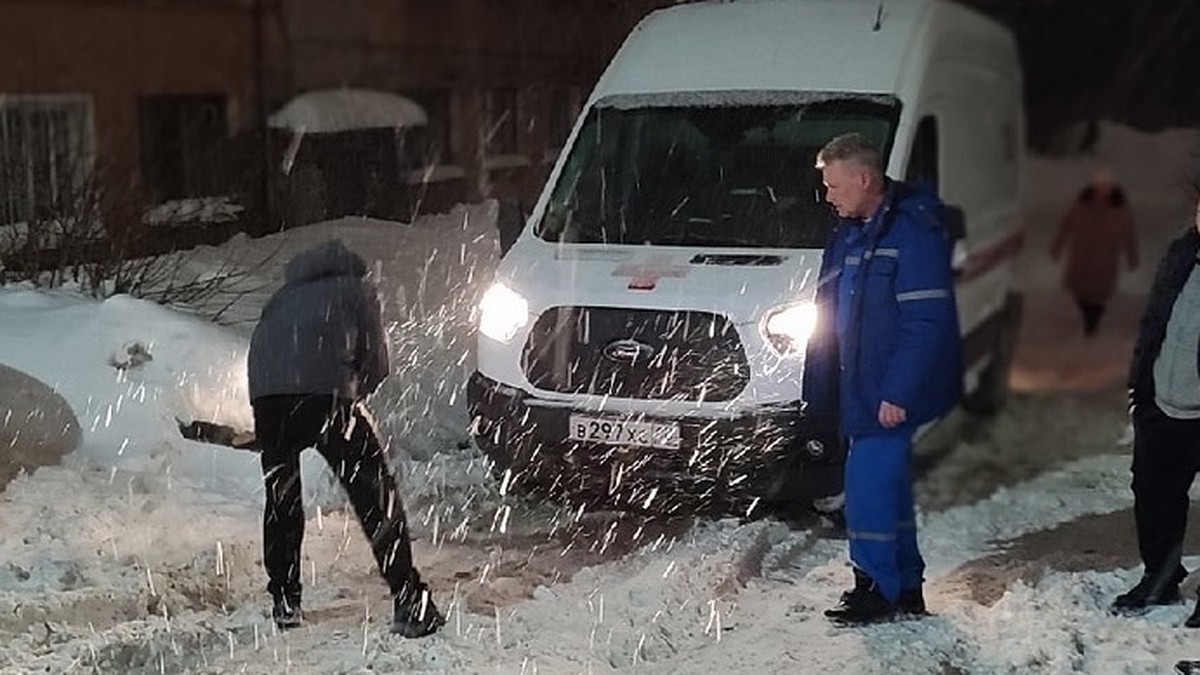 Неравнодушные жители Ижевска помогли машине скорой помощи выехать из  заснеженного двора - KP.RU