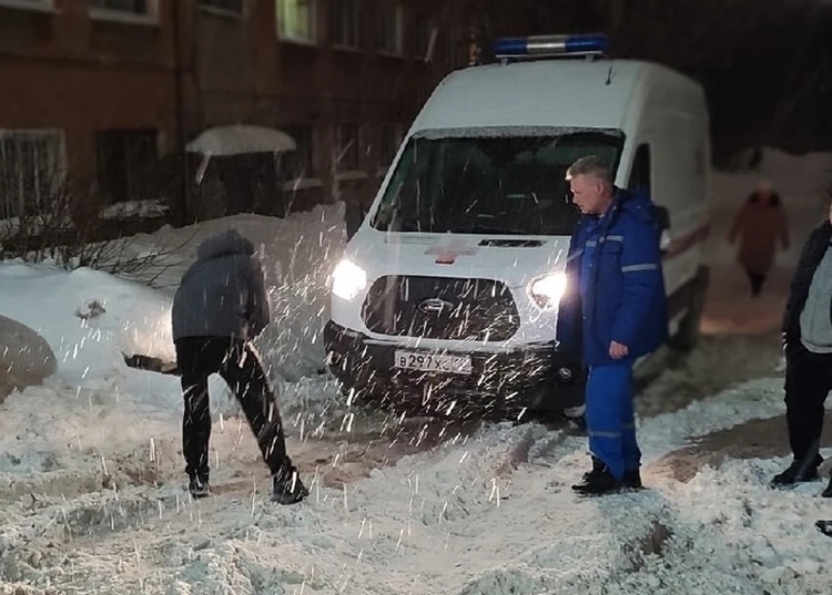 Неравнодушные жители Ижевска помогли машине скорой помощи выехать из заснеженного двора