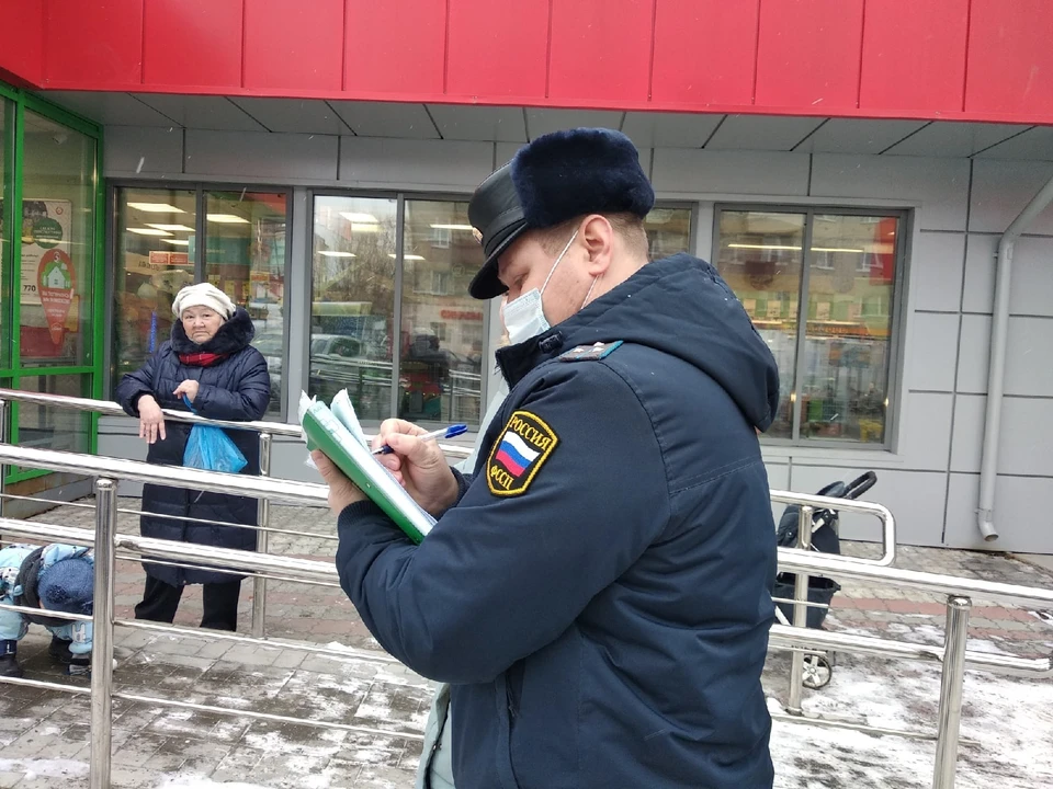 Должник из Тюмени закрылся в машине от судебного пристава. Фото - УФССП по Тюменской области.