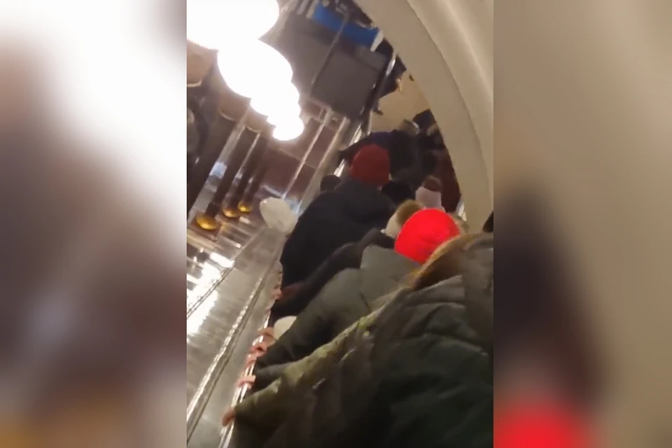 Мужчине стало плохо на эскалаторе на станции метро "Чернышевская". Фото: vk.com/spb_today