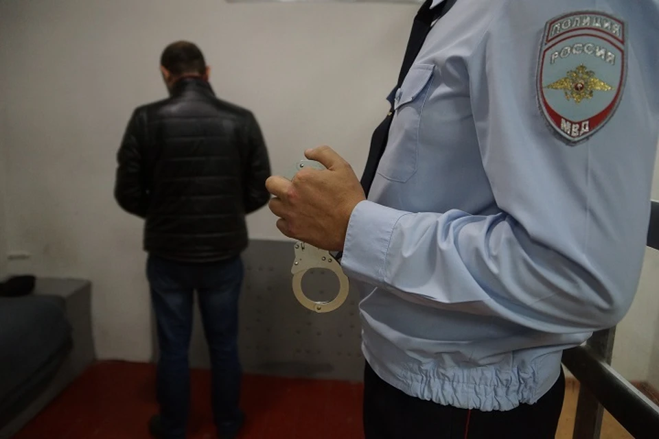 Зятя, набросившегося на тещу с кулаками, доставили в полицию.
