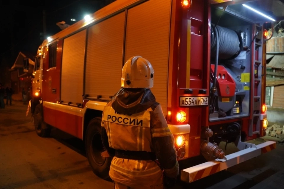 На трассе в Новосибирской области перевернулась пожарная машина.