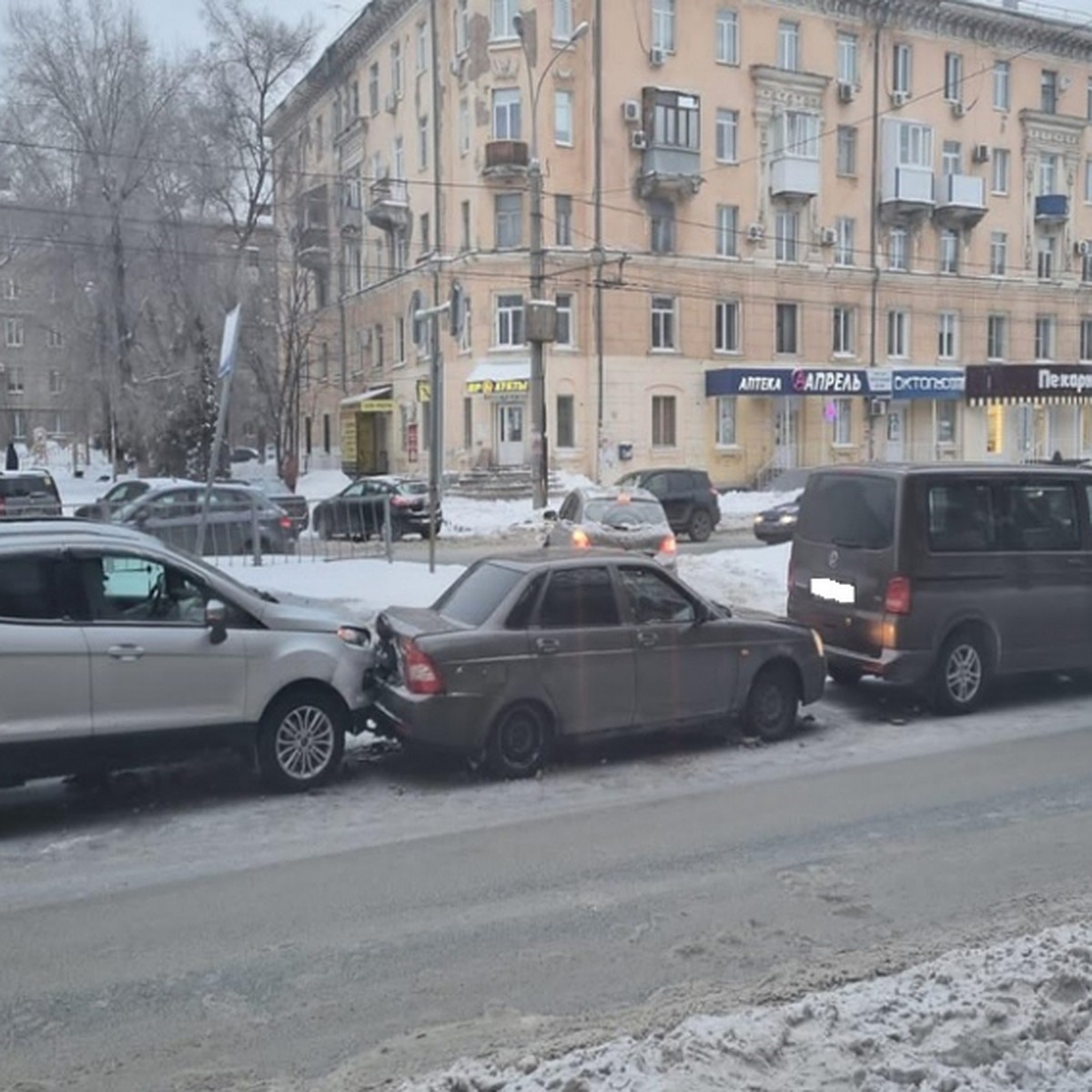 В Самаре пожилой водитель устроил «невеселый паровозик» на ул. Победы -  KP.RU