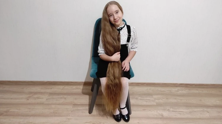 Прохожие просили фото: юная екатеринурженка стала обладателем самой длинной косы в России